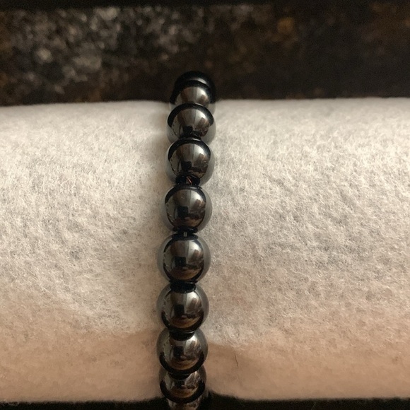 Bracelet with heart-shaped charm . - Picture 3 of 3